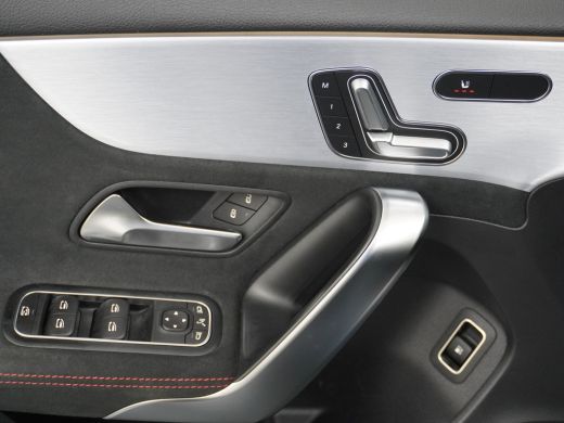 Mercedes-Benz A-Klasse 250e AMG // Panoramadak // Memory // Trekhaak // Keyless // Carplay // Sfeerverlichting // MultiB... ActivLease financial lease