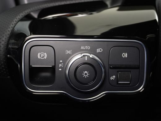 Mercedes-Benz A-Klasse 250e AMG // Panoramadak // Memory // Trekhaak // Keyless // Carplay // Sfeerverlichting // MultiB... ActivLease financial lease