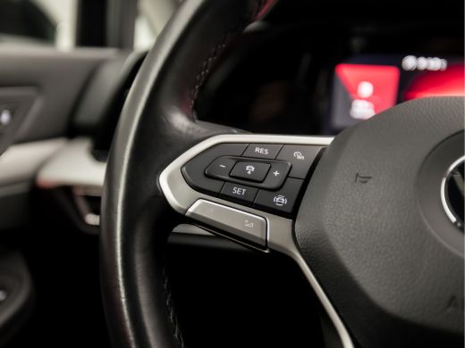 Volkswagen Golf 1.0 TSI Sport (APPLE CARPLAY, GROOT NAVI, SFEERVERLICHTING, KEYLESS, PARKEERSENSOREN, SPORTSTOELE... ActivLease financial lease