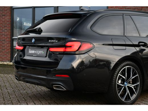 BMW 5 Serie Touring 530e xDrive M-Sport Pano ACC H/K HUD 19inch ActivLease financial lease