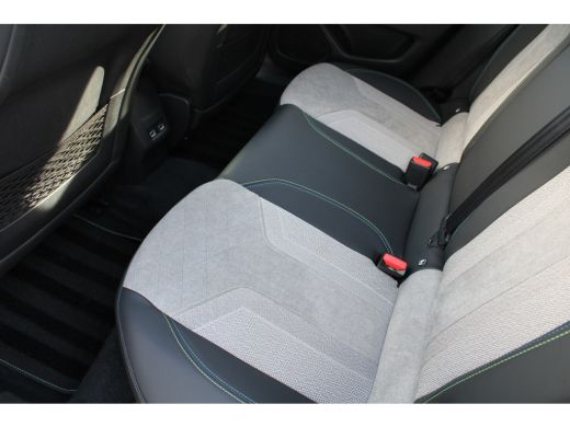 Peugeot e-2008 EV GT 50 kWh | Navigatie | Camera | Panorama/schuifdak | Stoelverwarming | Fase 3 | BTW | ActivLease financial lease