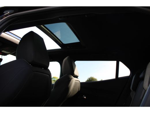 Peugeot e-2008 EV GT 50 kWh | Navigatie | Camera | Panorama/schuifdak | Stoelverwarming | Fase 3 | BTW | ActivLease financial lease