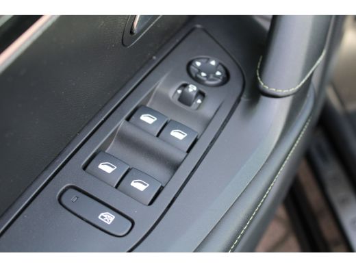 Peugeot e-2008 EV GT 50 kWh | Navigatie | Camera | Panorama/schuifdak | Stoelverwarming | Fase 3 | BTW | ActivLease financial lease