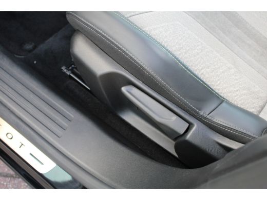 Peugeot e-2008 EV GT 50 kWh | Navigatie | Camera | Panorama/schuifdak | Stoelverwarming | Fase 3 | BTW | ActivLease financial lease