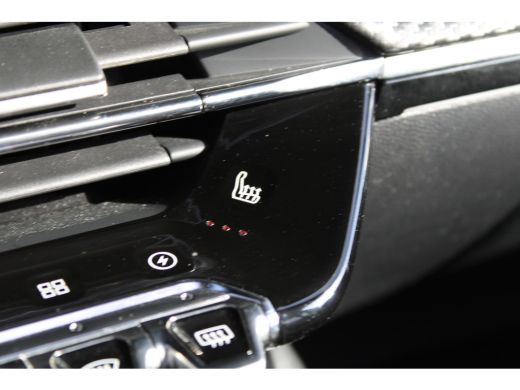 Peugeot e-2008 EV GT 50 kWh | Navigatie | Camera | Panorama/schuifdak | Stoelverwarming | Fase 3 | BTW | ActivLease financial lease