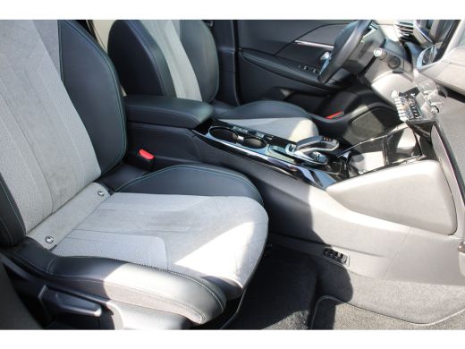 Peugeot e-2008 EV GT 50 kWh | Navigatie | Camera | Panorama/schuifdak | Stoelverwarming | Fase 3 | BTW | ActivLease financial lease