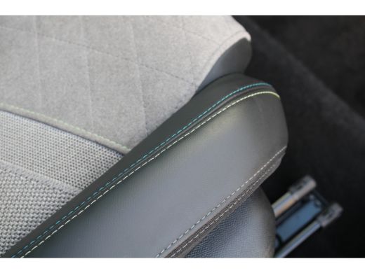 Peugeot e-2008 EV GT 50 kWh | Navigatie | Camera | Panorama/schuifdak | Stoelverwarming | Fase 3 | BTW | ActivLease financial lease