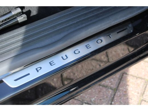 Peugeot e-2008 EV GT 50 kWh | Navigatie | Camera | Panorama/schuifdak | Stoelverwarming | Fase 3 | BTW | ActivLease financial lease