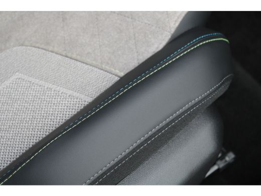Peugeot e-2008 EV GT Pack 50 kWh | Navigatie | Camera | Panorama/schuifdak | Stoelverwarming | All season | ActivLease financial lease