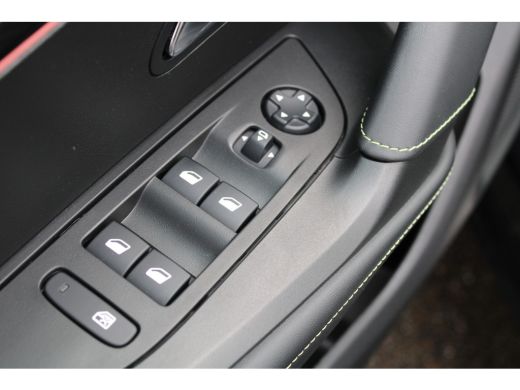 Peugeot e-2008 EV GT Pack 50 kWh | Navigatie | Camera | Panorama/schuifdak | Stoelverwarming | All season | ActivLease financial lease