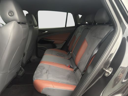 Volkswagen ID.4 Max 77 kWh | Pano | Trekhaak | 20 inch | Adap. Cruise | Navigatie ActivLease financial lease