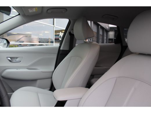 Hyundai Kona Premium 65.4 kWh | Wit leder | 360 camera | Elektrische bedienbare voorstoelen | | Achterstoelen ... ActivLease financial lease