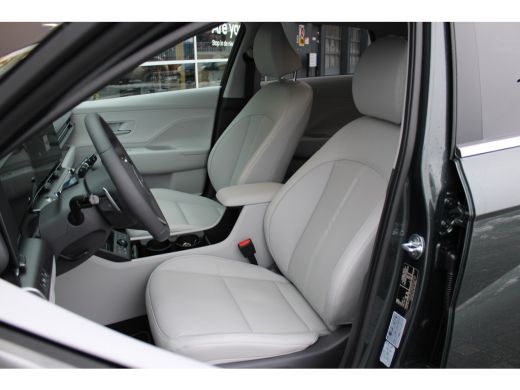 Hyundai Kona Premium 65.4 kWh | Wit leder | 360 camera | Elektrische bedienbare voorstoelen | | Achterstoelen ... ActivLease financial lease