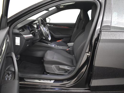 Skoda Octavia Combi 1.0 e-TSI Sport Business 110pk DSG/AUTO | Trekhaak | Navigatie | App connect | Privacy glas... ActivLease financial lease