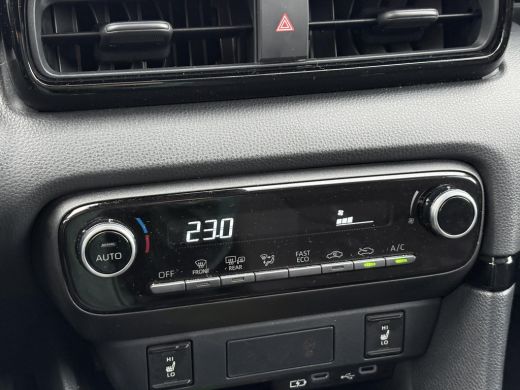 Toyota Yaris 1.5 Hybrid 115 Dynamic **STOEL EN STUURWIELVERWARMING/ KEYLESS/ PARKEERSENSOREN/ GARANTIE** ActivLease financial lease