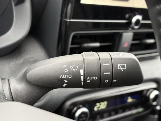 Toyota Yaris 1.5 Hybrid 115 Dynamic **STOEL EN STUURWIELVERWARMING/ KEYLESS/ PARKEERSENSOREN/ GARANTIE** ActivLease financial lease