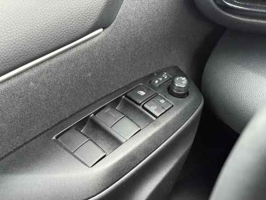 Toyota Yaris 1.5 Hybrid 115 Dynamic **STOEL EN STUURWIELVERWARMING/ KEYLESS/ PARKEERSENSOREN/ GARANTIE** ActivLease financial lease