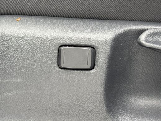 Toyota Yaris 1.5 Hybrid 115 Dynamic **STOEL EN STUURWIELVERWARMING/ KEYLESS/ PARKEERSENSOREN/ GARANTIE** ActivLease financial lease