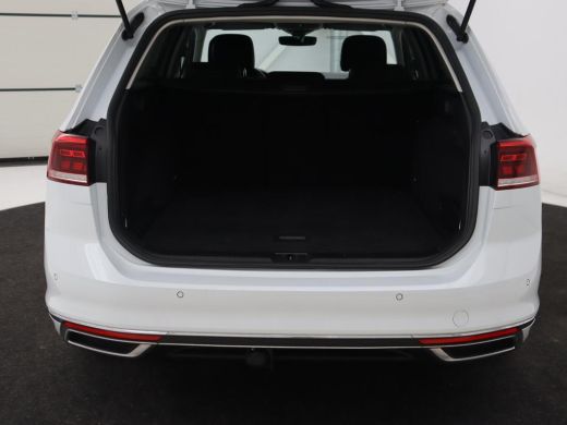 Volkswagen Passat 1.5 TSI Comfort Business | Stoelverwarming | Leder/Alcantara | Trekhaak | Adaptive cruise | Navig... ActivLease financial lease