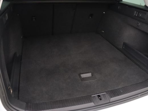 Volkswagen Passat 1.5 TSI Comfort Business | Stoelverwarming | Leder/Alcantara | Trekhaak | Adaptive cruise | Navig... ActivLease financial lease