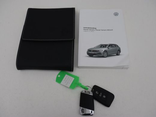 Volkswagen Passat 1.5 TSI Comfort Business | Stoelverwarming | Leder/Alcantara | Trekhaak | Adaptive cruise | Navig... ActivLease financial lease