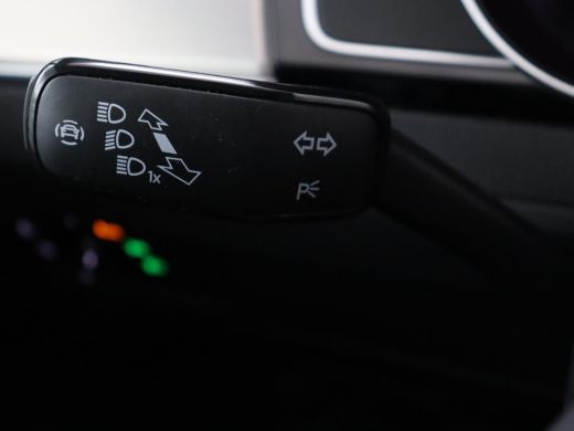 Volkswagen Passat 1.5 TSI Comfort Business | Stoelverwarming | Leder/Alcantara | Trekhaak | Adaptive cruise | Navig... ActivLease financial lease