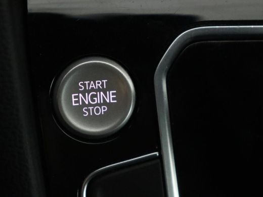 Volkswagen Passat 1.5 TSI Comfort Business | Stoelverwarming | Leder/Alcantara | Trekhaak | Adaptive cruise | Navig... ActivLease financial lease