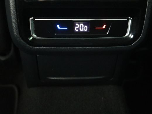 Volkswagen Passat 1.5 TSI Comfort Business | Stoelverwarming | Leder/Alcantara | Trekhaak | Adaptive cruise | Navig... ActivLease financial lease