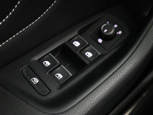 Volkswagen Passat 1.5 TSI Comfort Business | Stoelverwarming | Leder/Alcantara | Trekhaak | Adaptive cruise | Navig... ActivLease financial lease