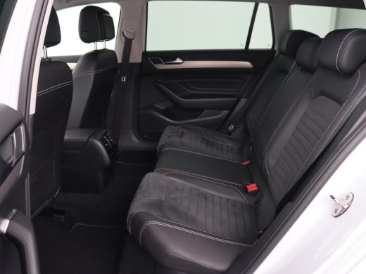 Volkswagen Passat 1.5 TSI Comfort Business | Stoelverwarming | Leder/Alcantara | Trekhaak | Adaptive cruise | Navig... ActivLease financial lease