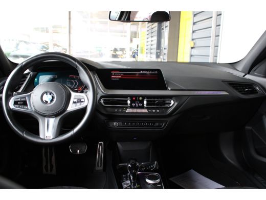 BMW 1 Serie 118i Executive Edition | Sportstoelen | M Aerodynamica | 19" lichtmetalen velgen | Dakspoiler |  ... ActivLease financial lease