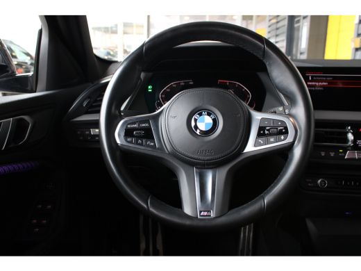 BMW 1 Serie 118i Executive Edition | Sportstoelen | M Aerodynamica | 19" lichtmetalen velgen | Dakspoiler |  ... ActivLease financial lease