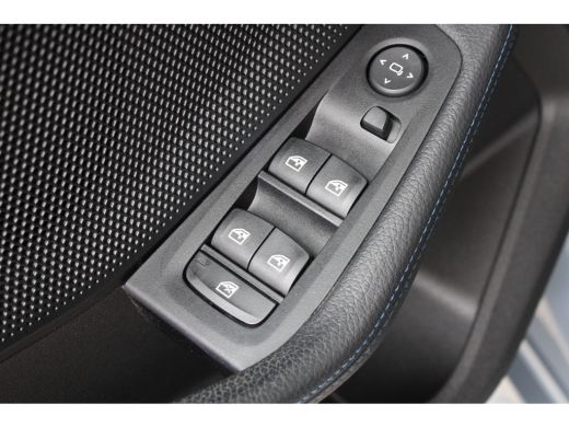 BMW 1 Serie 118i Executive Edition | Sportstoelen | M Aerodynamica | 19" lichtmetalen velgen | Dakspoiler |  ... ActivLease financial lease