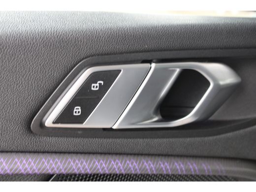 BMW 1 Serie 118i Executive Edition | Sportstoelen | M Aerodynamica | 19" lichtmetalen velgen | Dakspoiler |  ... ActivLease financial lease