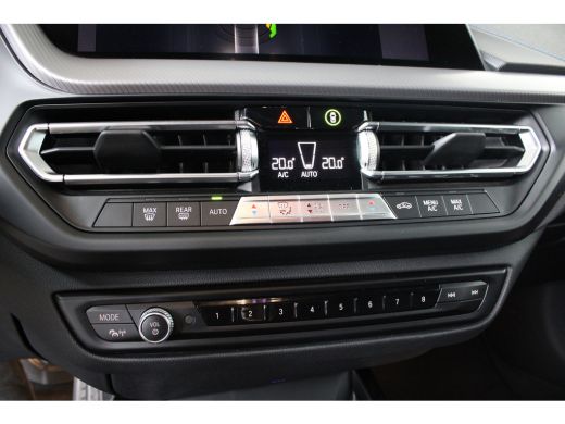 BMW 1 Serie 118i Executive Edition | Sportstoelen | M Aerodynamica | 19" lichtmetalen velgen | Dakspoiler |  ... ActivLease financial lease