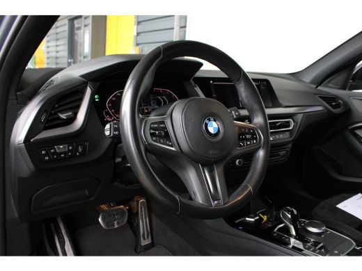 BMW 1 Serie 118i Executive Edition | Sportstoelen | M Aerodynamica | 19" lichtmetalen velgen | Dakspoiler |  ... ActivLease financial lease