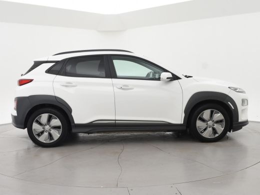 Hyundai Kona EV PREMIUM SKY 64 KWH + SCHUIFDAK | LEDER | TREKHAAK | STOELVENTILATIE | HEAD-UP | CAMERA | ADAPT... ActivLease financial lease