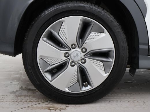 Hyundai Kona EV PREMIUM SKY 64 KWH + SCHUIFDAK | LEDER | TREKHAAK | STOELVENTILATIE | HEAD-UP | CAMERA | ADAPT... ActivLease financial lease