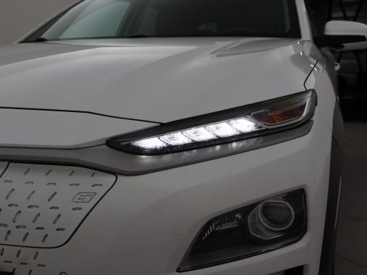 Hyundai Kona EV PREMIUM SKY 64 KWH + SCHUIFDAK | LEDER | TREKHAAK | STOELVENTILATIE | HEAD-UP | CAMERA | ADAPT... ActivLease financial lease