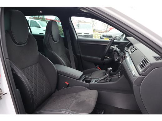 Skoda Superb Combi 218PK 1.4 TSI iV Sportline Business | Achterbank verwarmd | Dodehoek detectie | Elektrisch ... ActivLease financial lease