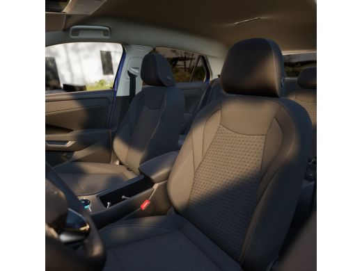 Volkswagen T-Roc Life First Edition Inclusief &euro;2000,- inruilvoordeel | 'App-Connect' draadloze smartphone integrat... ActivLease financial lease