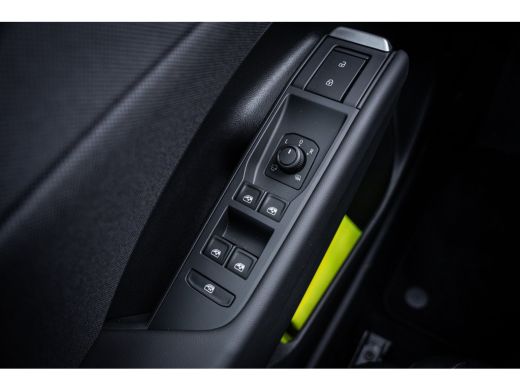 Volkswagen T-Roc Life First Edition Inclusief &euro;2000,- inruilvoordeel | 'App-Connect' draadloze smartphone integrat... ActivLease financial lease