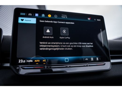 Volkswagen T-Roc Life First Edition Inclusief &euro;2000,- inruilvoordeel | 'App-Connect' draadloze smartphone integrat... ActivLease financial lease