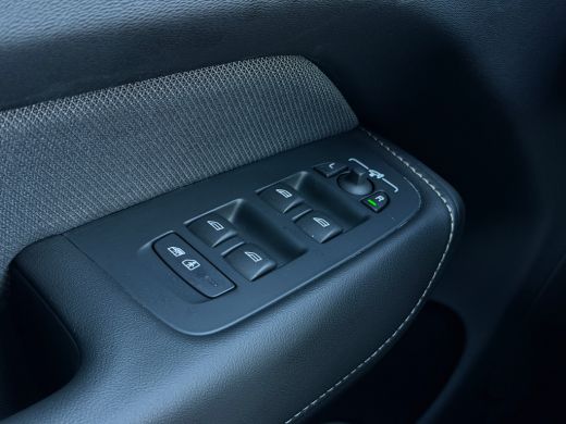 Volvo  XC60 2.0 T6 Plug-in hybrid AWD Ultimate Dark | Luchtvering | Harman/Kardon | HU-Display | Camera | ActivLease financial lease