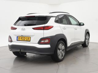 Hyundai Kona EV PREMIUM SKY 64 KWH + SCHUIFDAK | LEDER | TREKHAAK | STOELVENTILATIE | HEAD-UP | CAMERA | ADAPT...