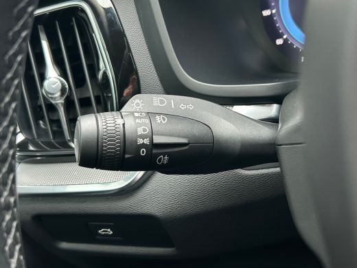 Volvo  V60 2.0 B3 Plus Dark | Pilot Assist | Black pakket | Memory | Stuurwiel verwarmd | Camera | ActivLease financial lease