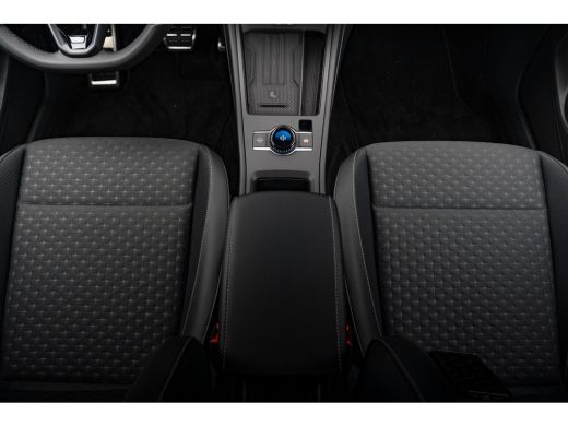 Volkswagen T-Roc R-Line First Edition Inclusief &euro;2000,- inruilvoordeel | 'App-Connect' draadloze smartphone integr... ActivLease financial lease