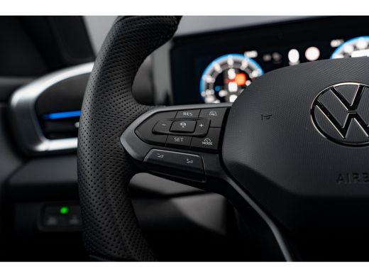 Volkswagen T-Roc R-Line First Edition Inclusief &euro;2000,- inruilvoordeel | 'App-Connect' draadloze smartphone integr... ActivLease financial lease