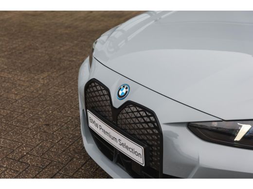 BMW i4 eDrive40 M Sport / Achteruitrijcamera / Comfort Access / Adaptieve LED / Stoelverwarming / Widesc... ActivLease financial lease