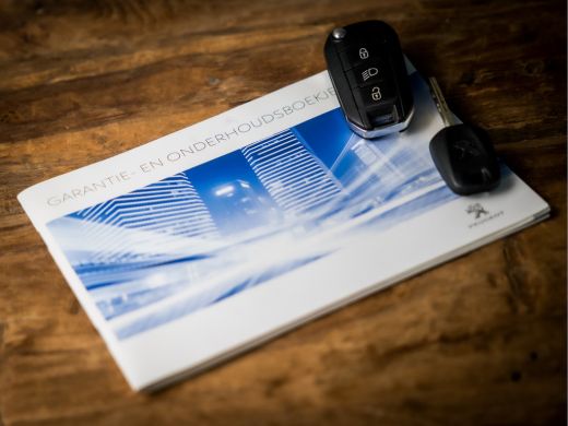 Peugeot 208 1.2 PureTech Sport (5 DEURS, GROOT NAVI, APPLE CARPLAY, CLIMATE, PARKEERSENSOREN, LM VELGEN, CRUI... ActivLease financial lease